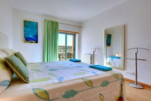 Departamento, 1 habitación, balcón, vista a la marina | Caja de seguridad en la habitación y tabla de planchar con plancha 