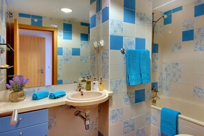 Apartment, 1 Bedroom, Balcony, Marina View | Bathroom | Bathtub, free toiletries, hair dryer, bidet - Marina Sand Residence Apartment (Albufeira)