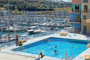 Alberca al aire libre, acceso de 08:00 a 20:00, y camastros 