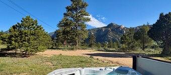 Peaceful Mountain Retreat! Hot Tub Stargazing & Epic Lumpy Ridge Views!