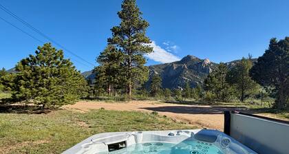 Peaceful Mountain Retreat! Hot Tub Stargazing & Epic Lumpy Ridge Views!