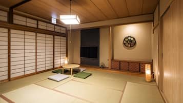 デラックス スイート ベッド (複数台) 禁煙 スパ浴槽 | 高級寝具、ピロートップベッド、ミニバー、客室ごとに異なる装飾