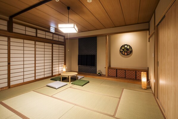 Deluxe Suite, Multiple Beds, Non Smoking, Hot Tub | Premium bedding, pillowtop beds, minibar, individually decorated - Randor Residence Hiroshima Suites (Hiroshima)