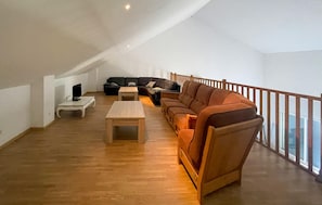 TV, ping pong - Beautiful home in Le Sambuc with WiFi (Le Sambuc)
