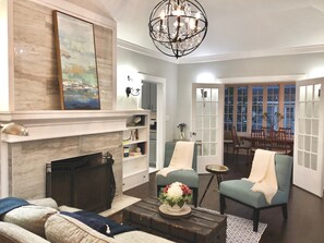Smart TV, chimenea y libros 