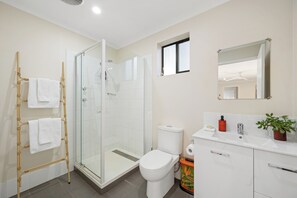 Shower, towels, soap, shampoo - The Studio Retreat perfect for a quiet romantic break. Pet friendly, hot tub. (Quorrobolong)
