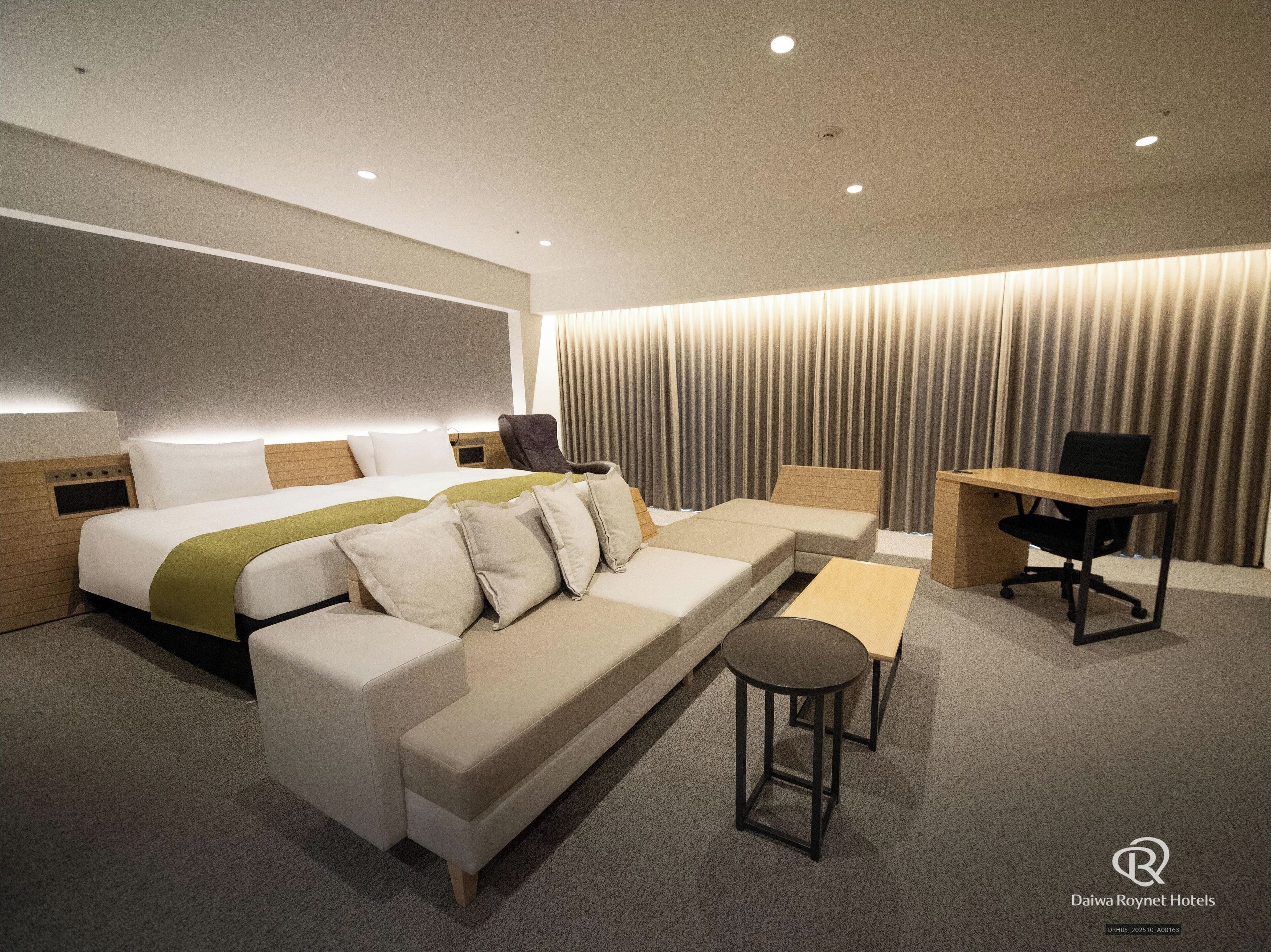 Junior Suite, TRAIN VIEW, Non Smoking | In-room safe, desk, blackout drapes, soundproofing