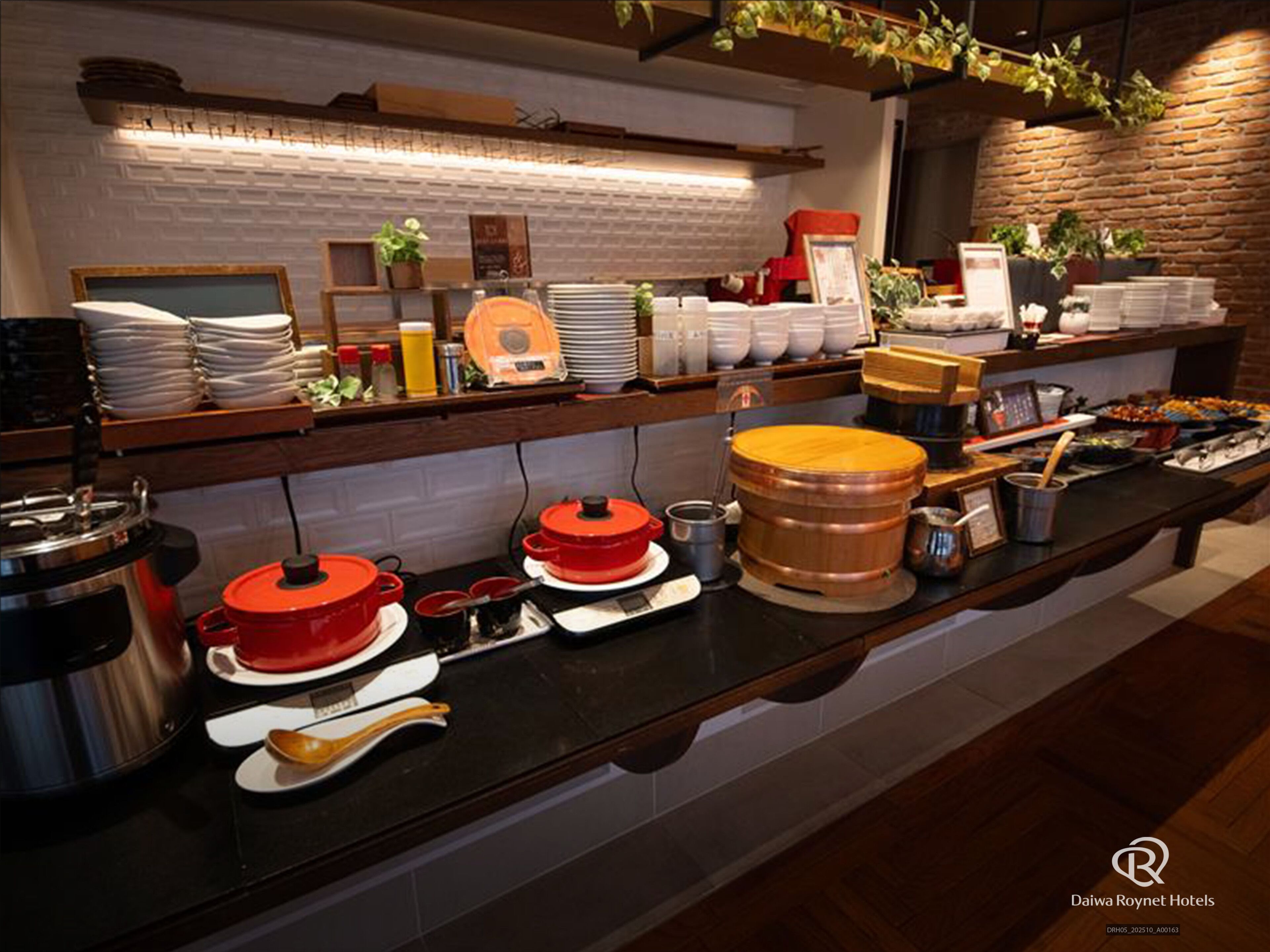 Daily full breakfast (JPY 2200 per person)