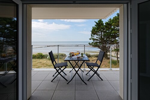 Facing the sea - 50 m from the  beach