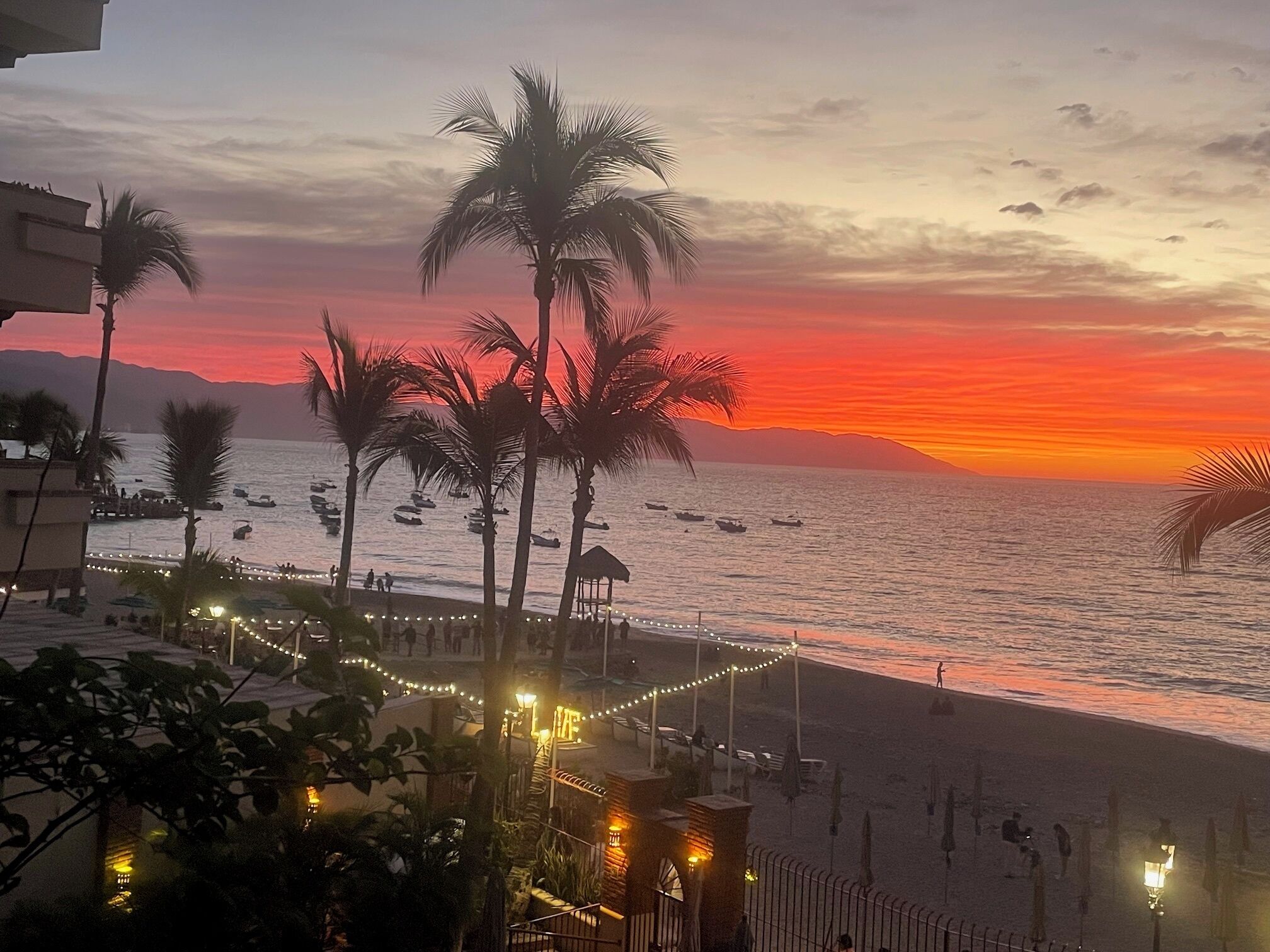 En la playa, camastros y toallas de playa 