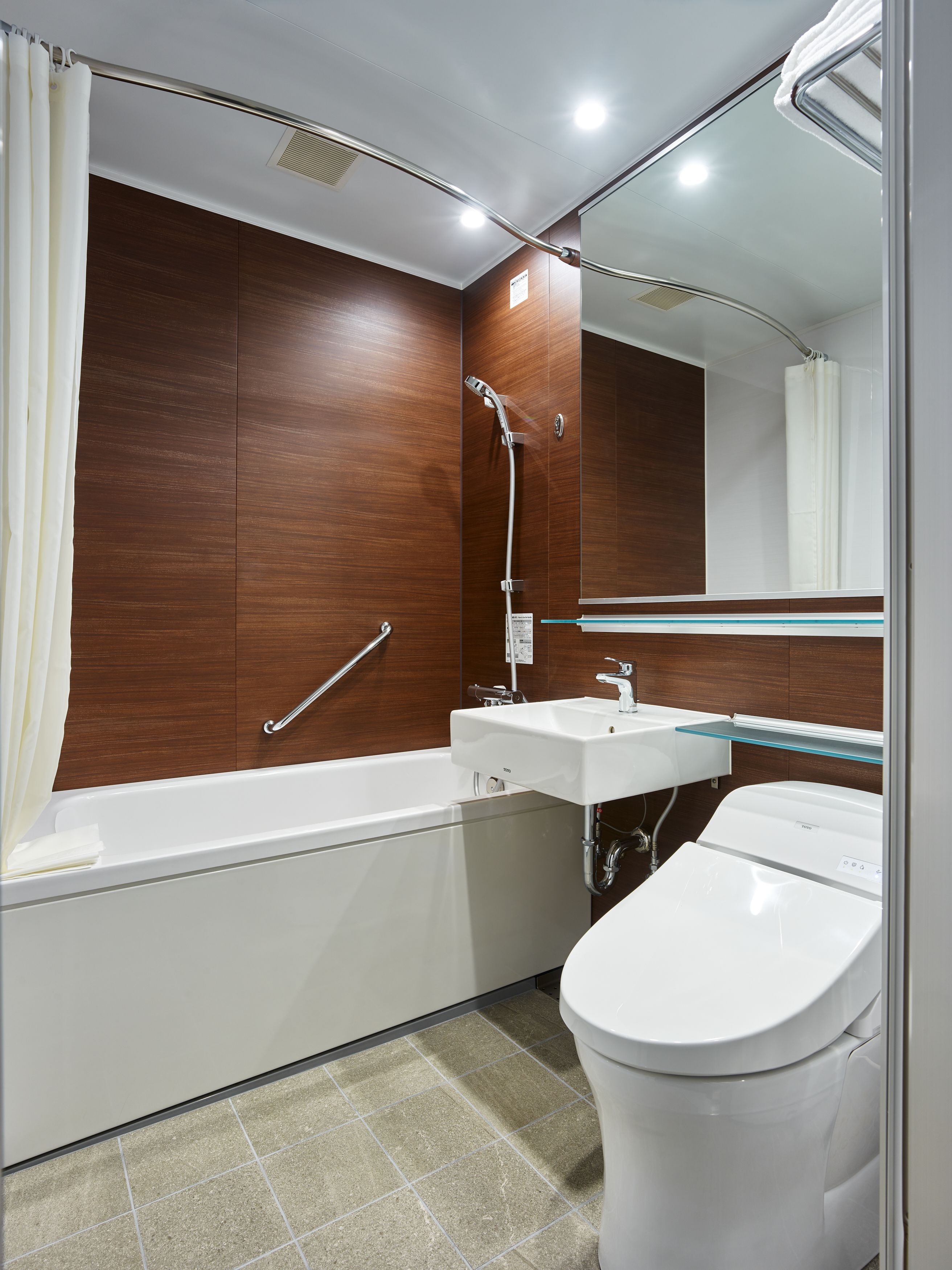 combined shower/bathtub, deep-soaking bathtub, free toiletries