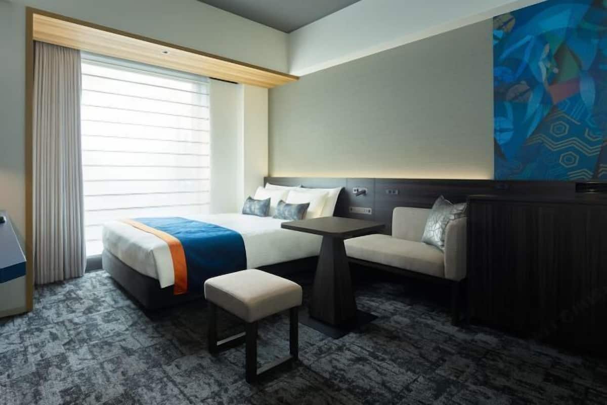 In-room safe, soundproofing, free WiFi, bed sheets