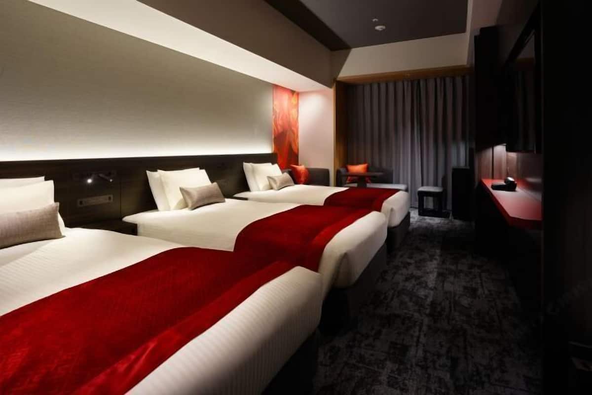 In-room safe, soundproofing, free WiFi, bed sheets