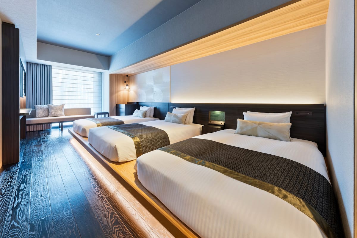 Deluxe-Dreibettzimmer, Nichtraucher | Zimmersafe, schallisolierte Zimmer, kostenloses WLAN, Bettwäsche