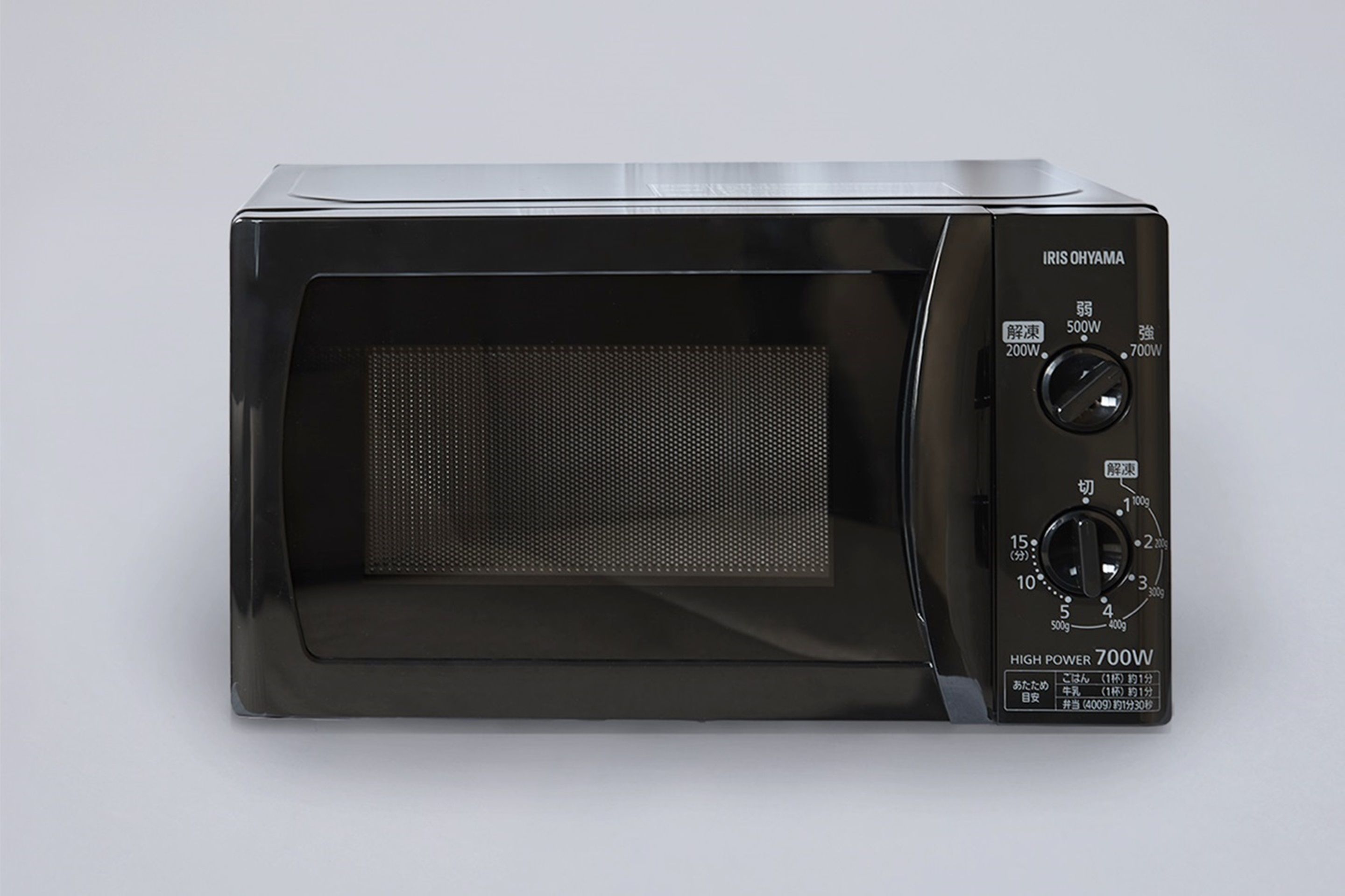 Um forno de micro-ondas preto com visor digital e botão de ligar/desligar.