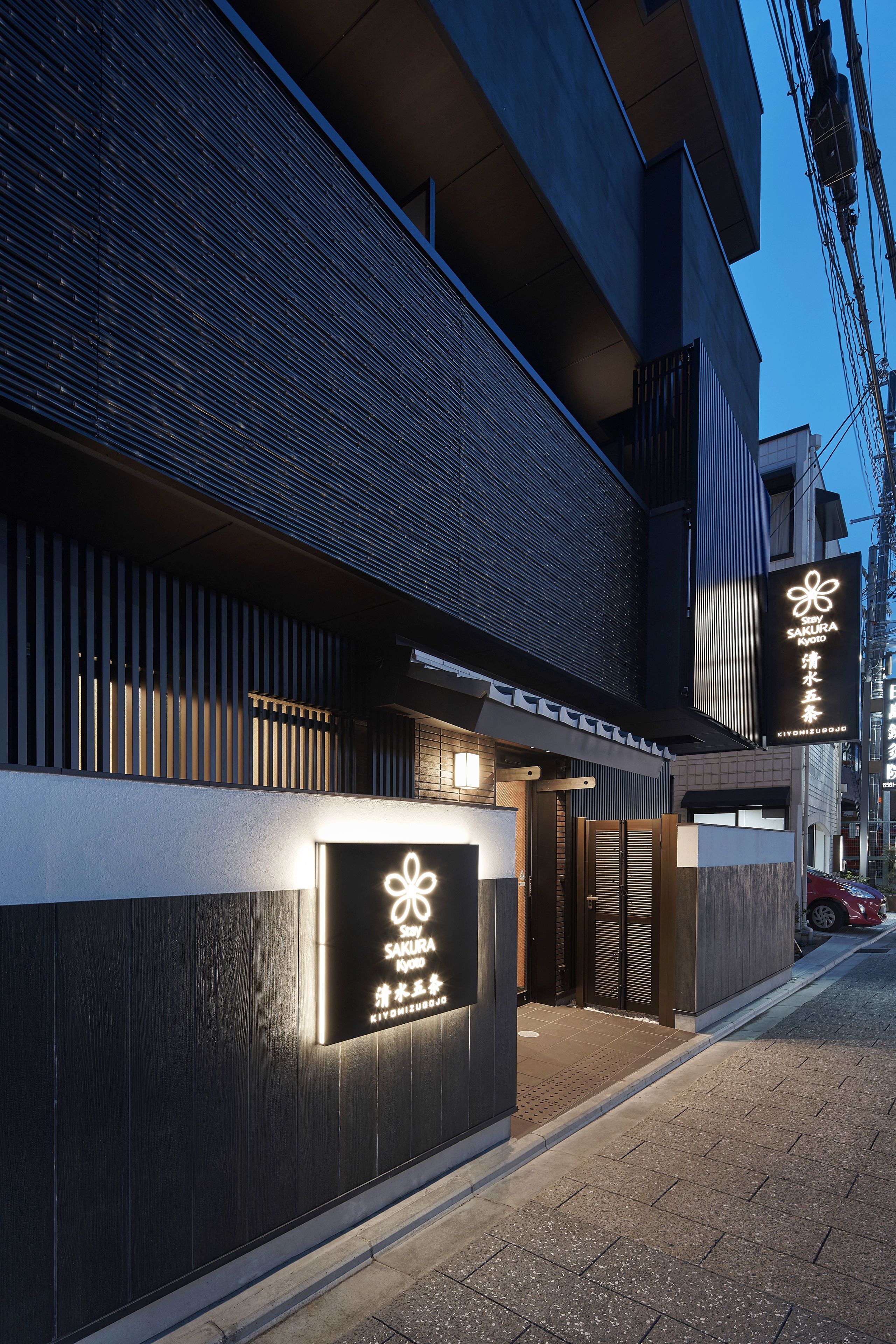 Vista frontal de la propiedad por la tarde o noche