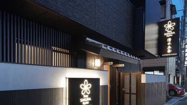 Un edificio moderno con un letrero que dice "SAKURA ROSE" y "STAY SAKURA ROSE".