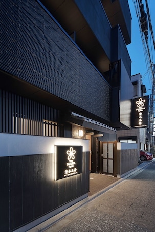 Fachada de la propiedad por la tarde o noche