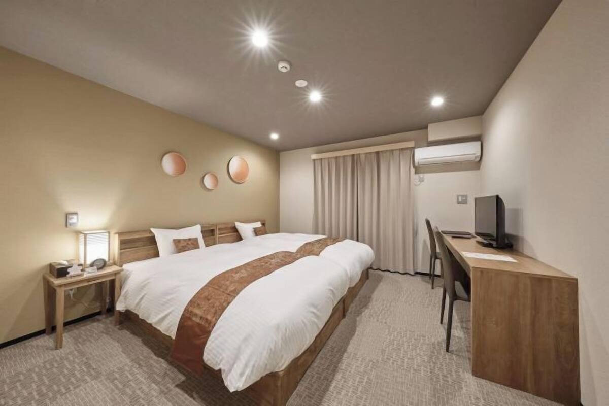 Desk, laptop workspace, free WiFi, bed sheets