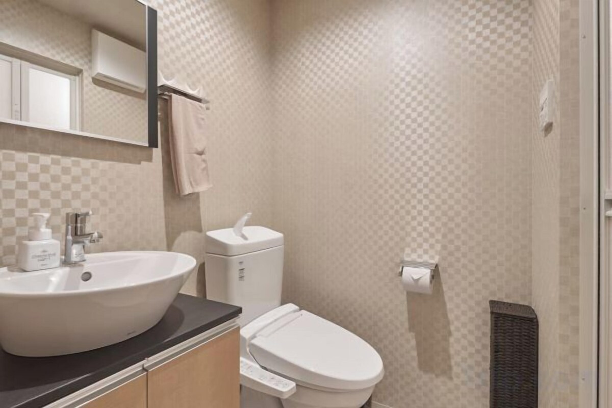 Ducha y bañera combinadas y artículos de higiene personal gratuitos