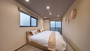 Un dormitorio con una cama grande, una ventana y vista al cielo.