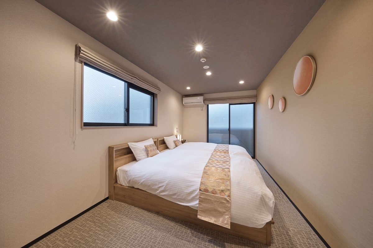 1 habitación, escritorio y espacio para trabajar con laptop