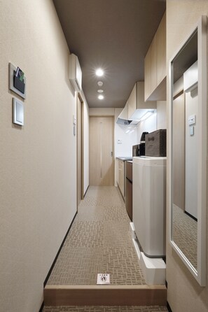 Geladeira, micro-ondas, cooktop, chaleira elétrica