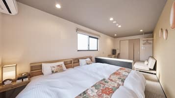 Comfort Quadruple Room | Desk, laptop workspace, blackout drapes, free WiFi