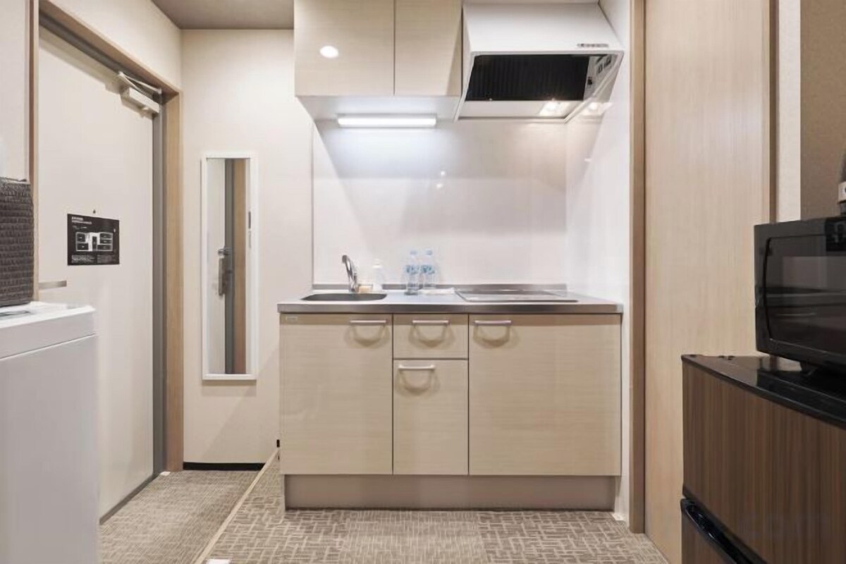Frigorífico, microondas, placa de cocina y hervidor eléctrico