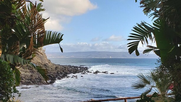 A pool with a view of the ocean and a rocky shoreline. - Fantastic view!!!! Romantic setting (Rosarito Beach)