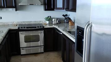 Frigorífico, microondas, horno y placa de cocina