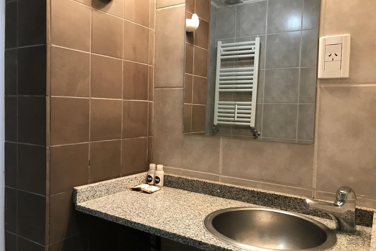 Douche, sèche-cheveux, serviettes fournies