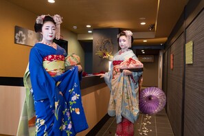 ฝ่ายต้อนรับ