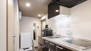 Deluxe Apartment | Private kitchenette | Fridge, microwave, stovetop, electric kettle