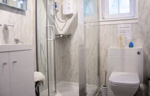 Free WiFi, bed sheets - Apartment 2, Skye Holiday Apartments, Phoenix Flats (Portree)