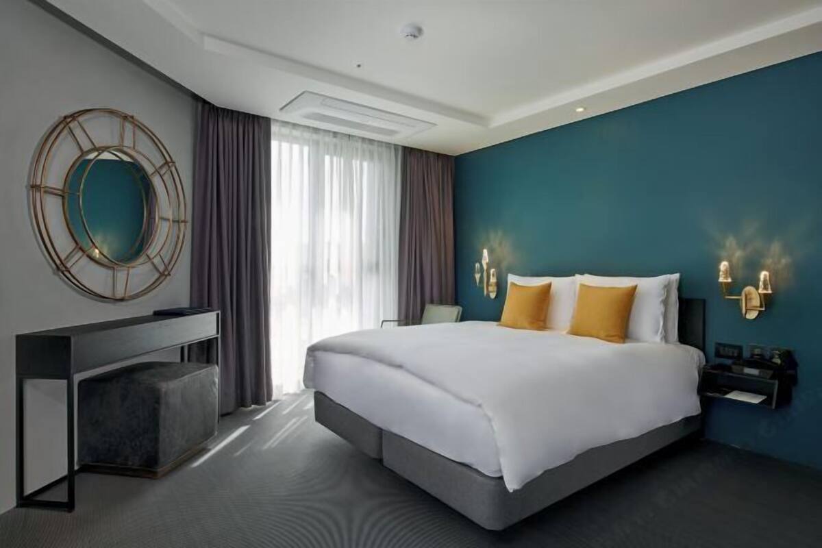 Premium bedding, in-room safe, desk, blackout curtains