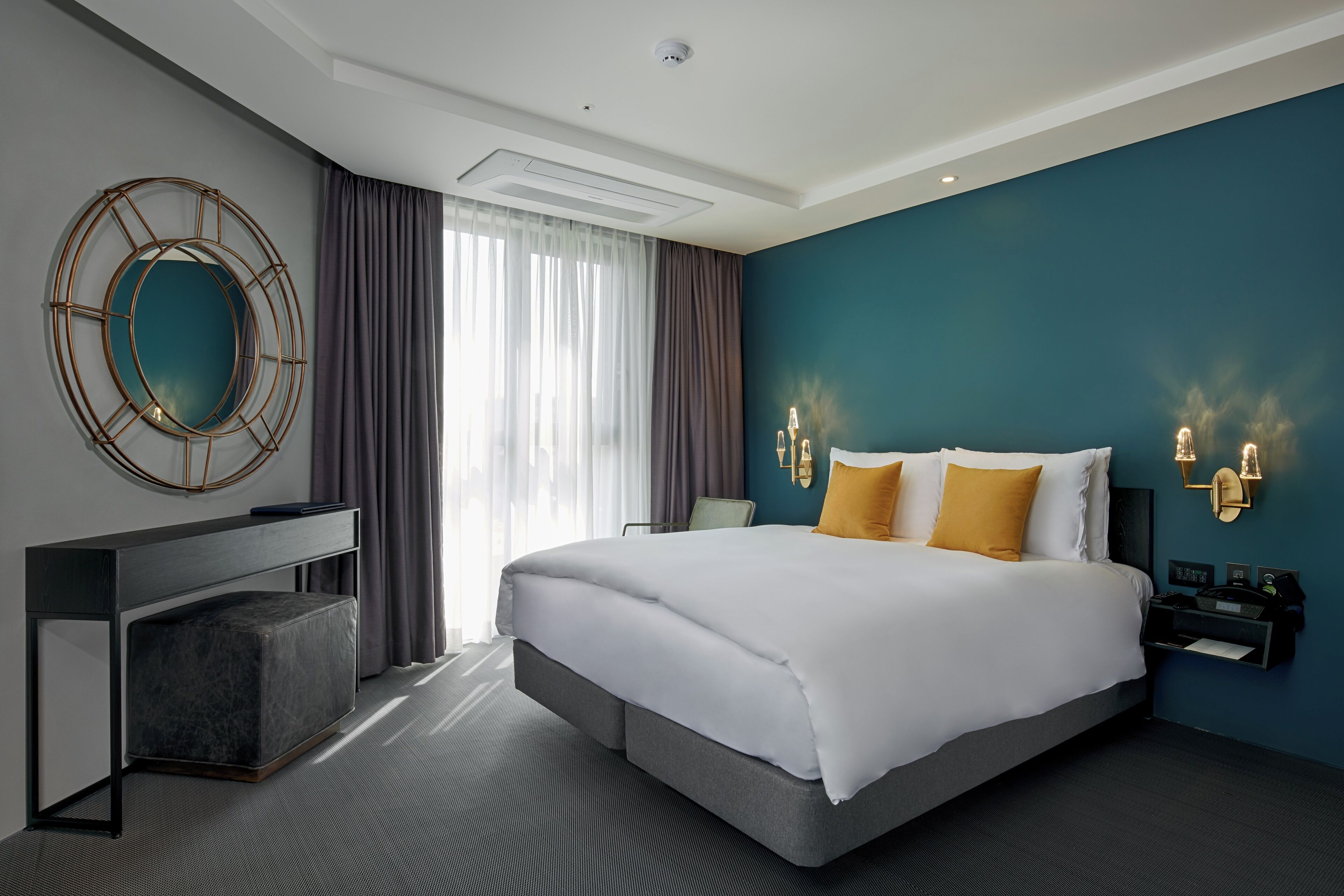 Habitación económica doble | Ropa de cama de alta calidad, caja fuerte, mobiliario individual