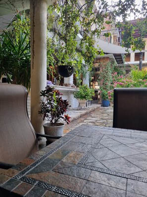 43-inch Smart TV with satellite channels, TV, Netflix - Hotel Alcatraz (La Paz)