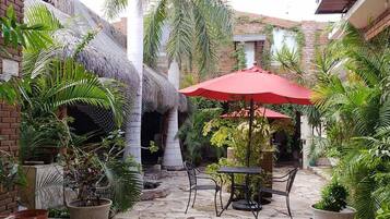 Chambre Standard, 2 grands lits, réfrigérateur, vue cour intérieure | Terrasse/Patio