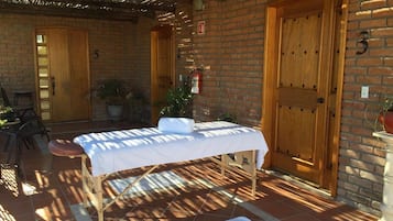 Masajes con piedras calientes, masajes suecos y masajes deportivos