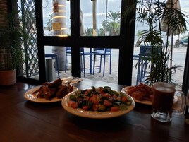 Se sirven desayunos, almuerzos y cenas; cocina mexicana