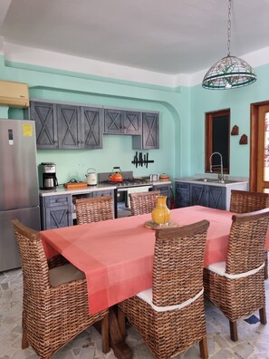 Refrigerador, microondas, placa de cocina, cafetera/tetera