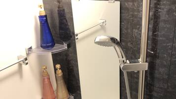 Ensemble douche/baignoire, sèche-cheveux