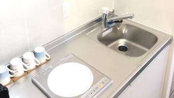 Standard Twin Room | Private kitchenette | Fridge, microwave, stovetop