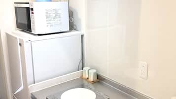 Kamar Double Standar | Dapur kecil pribadi | Lemari es, microwave, dan kompor