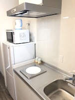 Refrigerador, microondas, placa de cocina