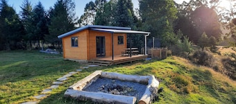 Cosy Country Cottage - Hot Tub- Pizza Oven- Fire Pit - Rural Setting On 4 Acres