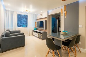 Appartement Deluxe, 3 chambres, vue montagne | Salle de séjour | TV connectée, Netflix