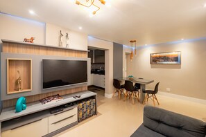 Appartement Deluxe, 3 chambres, vue montagne | Salle de séjour | TV connectée, Netflix