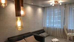 A modern hotel room with a sofa bed, a massage chair, and a massage machine. - Welcome Rio - Ipanema Beach - Posto 9 (Rio de Janeiro)